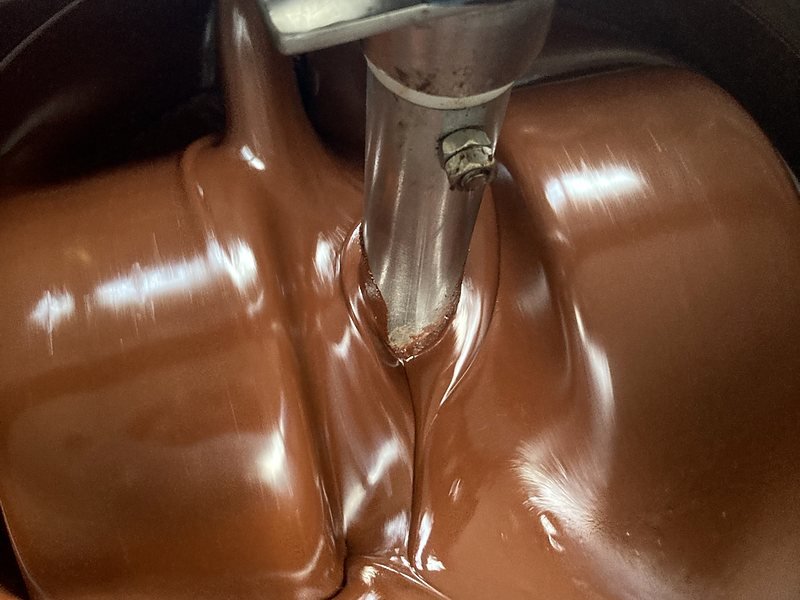 加工の工程で、機械の中で練り上げられるチョコレート